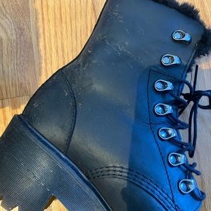 The best winter boots to keep your feet warm and they are super cute!!